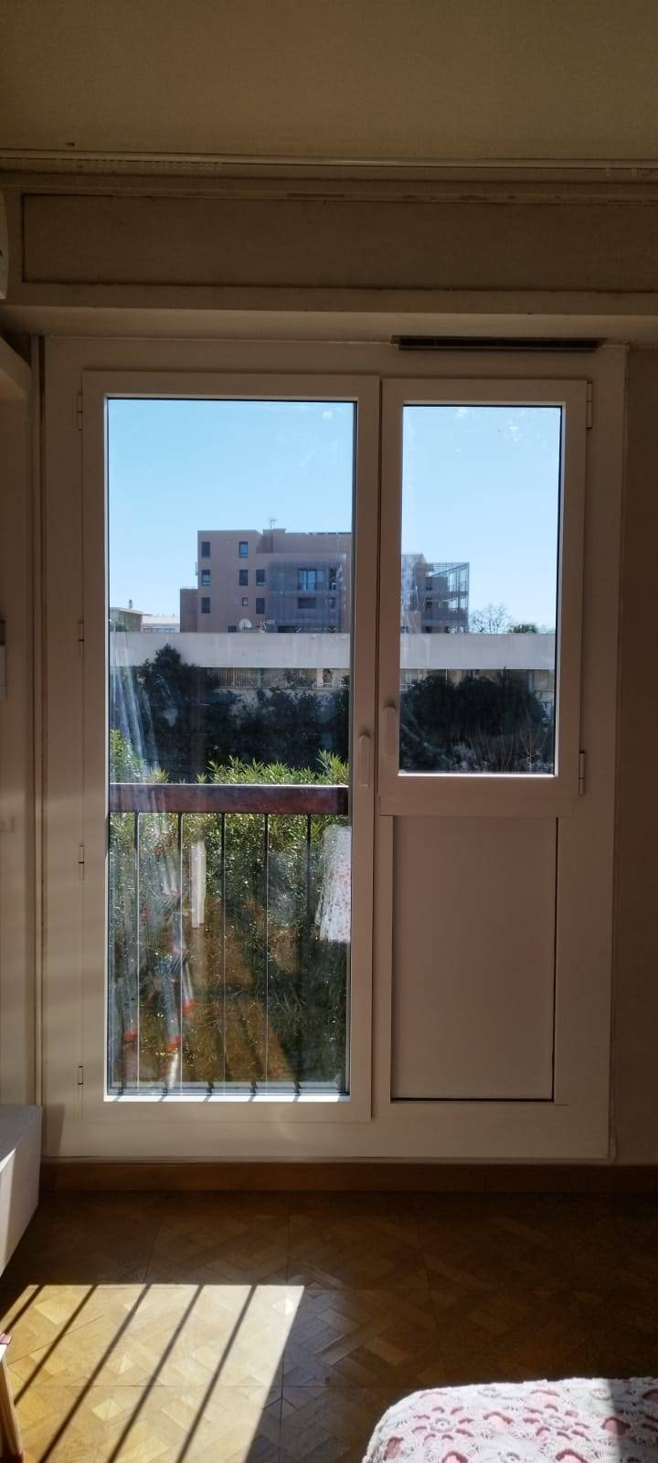 Rénovation d'une fenêtre en alu bicolore, intérieur blanc et extérieur marron