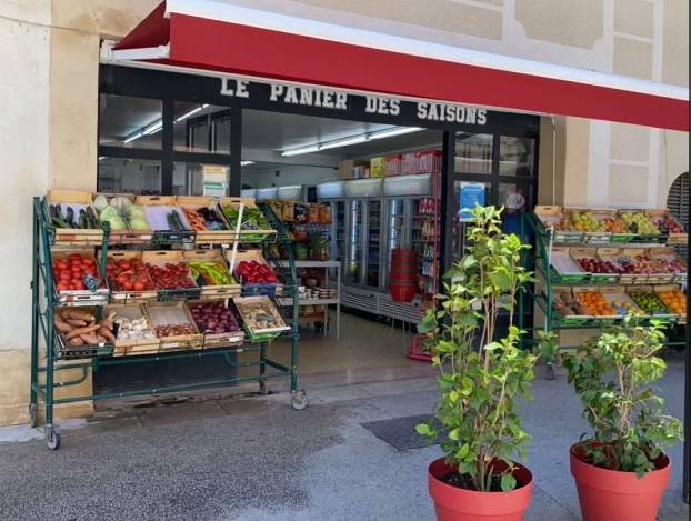 Installation d'un store banne manuel avec coffre pour l'épicerie Le Panier des Saisons à Montpellier