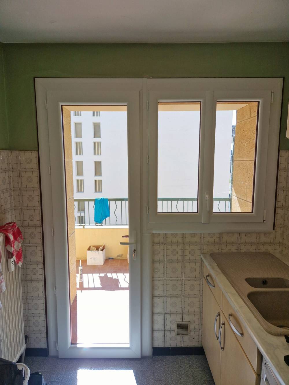 Pose d'une fenêtre et d'une porte-fenêtre bicoloration pour respecter la face extérieure de la résidence