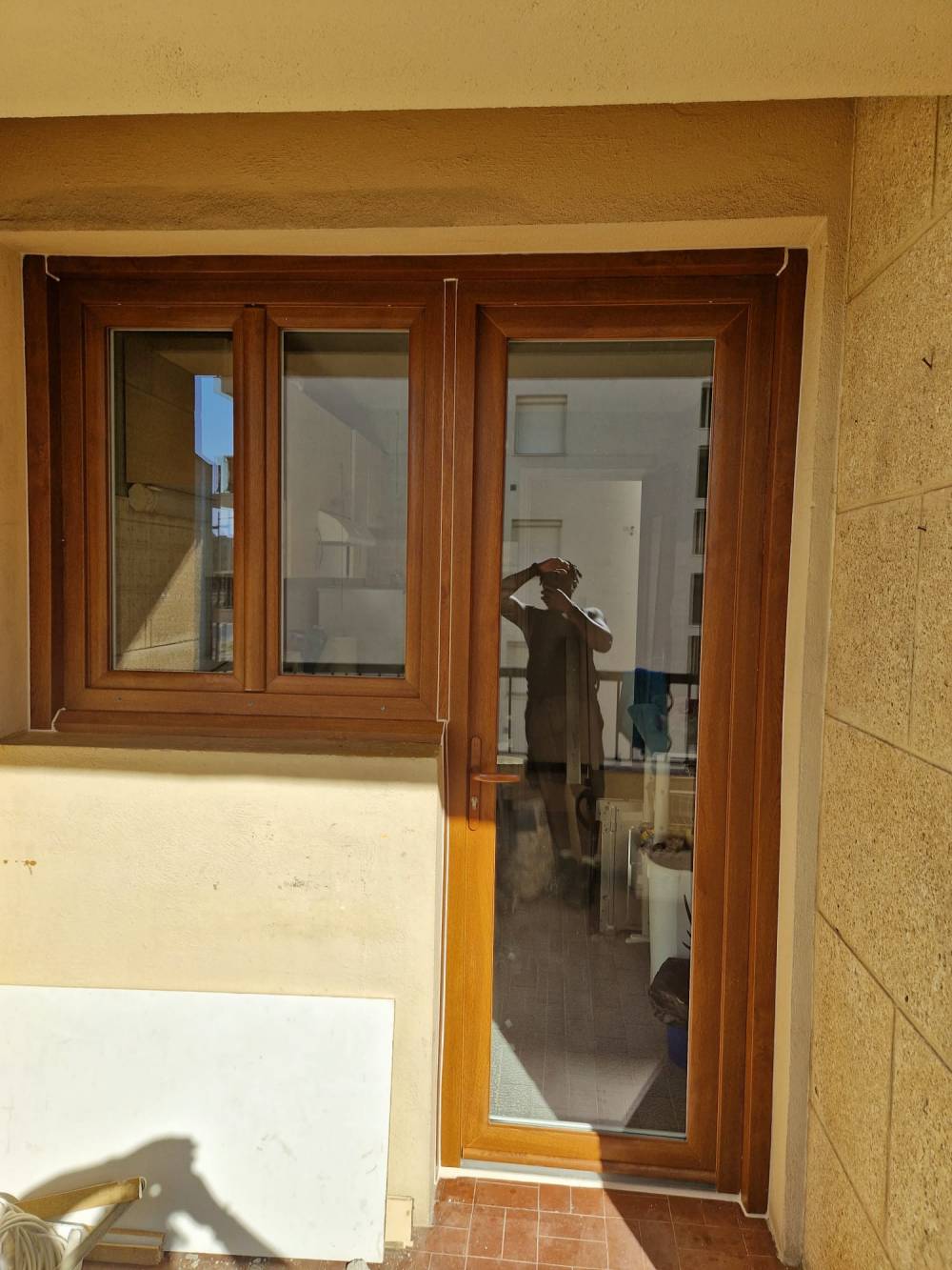Pose d'une fenêtre et d'une porte-fenêtre bicoloration pour respecter la face extérieure de la résidence